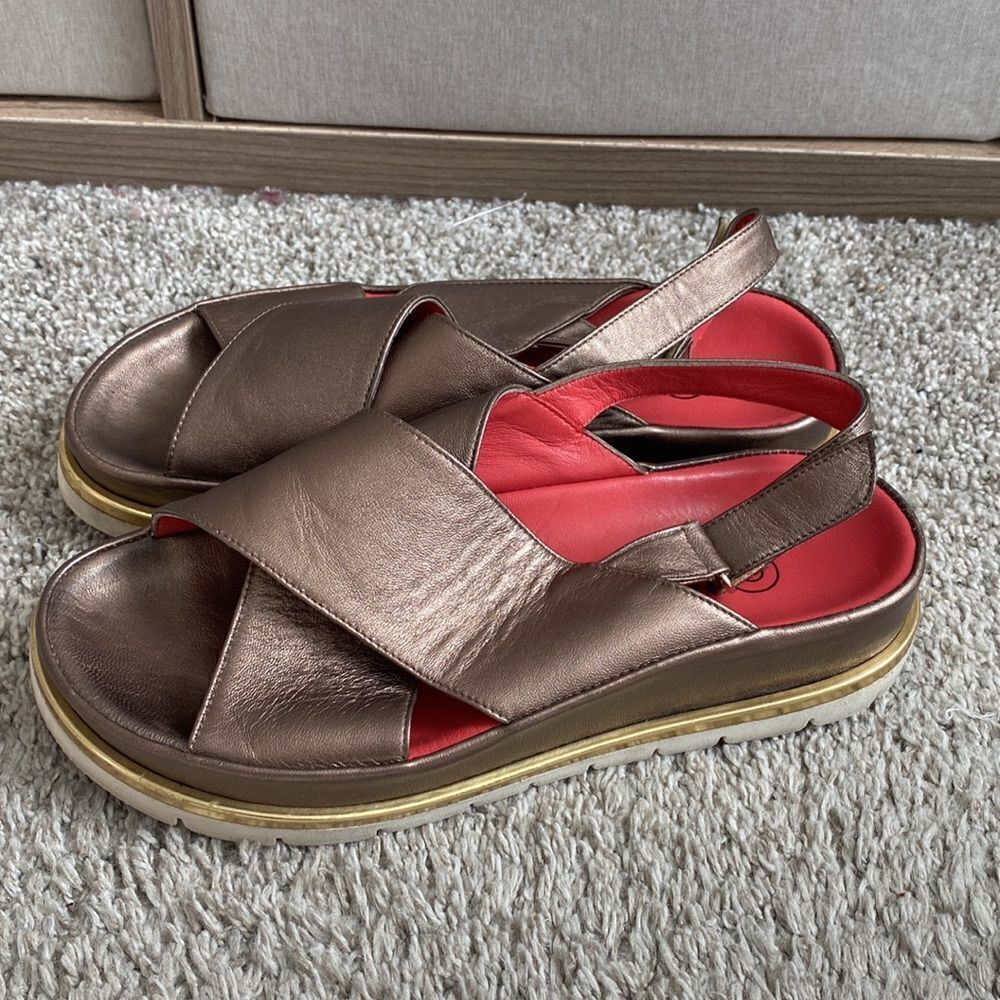 Pas De Rouge metallic bronze sandals